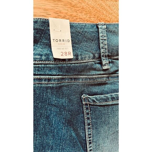 TORRID WOMENS JEANS WITH WHITE STRIPE DOWN LEG WOMENS SIZE 6XL NEW - Picture 12 of 12